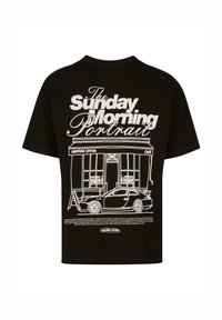 Tricou negru din bumbac cu imprimeu grafic alb reprezentând o scenă de cafenea și o mașină. Textul spune "Portretul de Duminică Dimineața" și numele brandului.