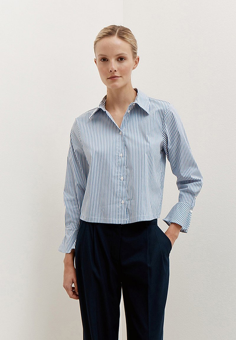Blau-weißer gestreifter Button-up-Hemd mit Kragen, verkürztem Design und langen Ärmeln. Passt zu dunklen Hosen.