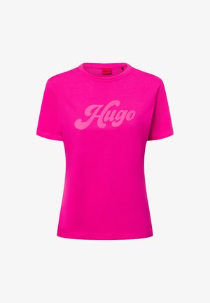 Helles pinkes T-Shirt mit kurzen Ärmeln und Rundhalsausschnitt, mit dem „Hugo“-Logo in Schreibschrift, das auf der Vorderseite zentriert ist.