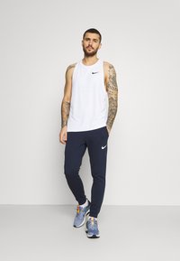 Nike Performance TAPER - Trainingsbroek - obsidian/white