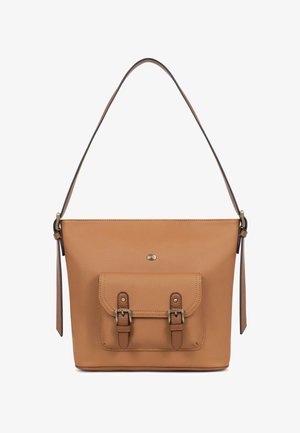 Borsa di pelle color cuoio con una tasca frontale chiusa da due cinturini con fibbia e una tracolla singola regolabile ai lati.