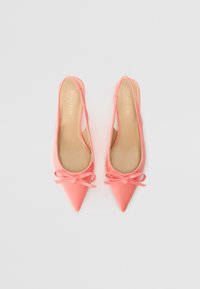 Korálově růžové slingback baleríny s špičatou špičkou, lesklým povrchem a dekoračním mašlí na přední straně. Hladký vnitřek a minimalistický design.