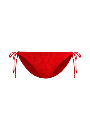 Parte inferior de bikini roja con un patrón de diamante texturizado, lazos ajustables en cada lado y detalles decorativos de herrajes.