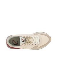 Ljusrosa sneakers i mocks och syntetmaterial, vita och guldiga snören, en texturerad sula och logotypdetalj på sidan.