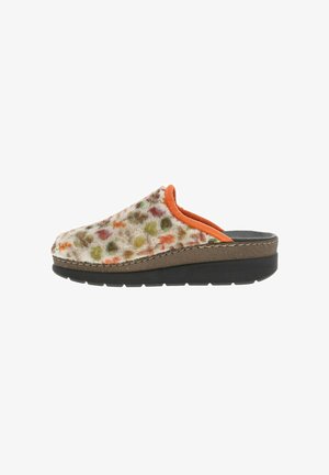 Sabots en fourrure avec un motif de pois multicolores sur fond beige, bord orange et semelle épaisse noire, présentant une surface texturée et une forme arrondie.