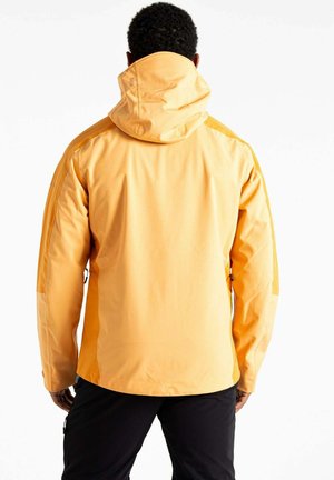 Gelbe wasserdichte Jacke mit Kapuze, ausgestattet mit glatter Textur und seitlichen Reißverschlüssen. Entworfen mit kontrastierenden Einsätzen entlang der Ärmel.