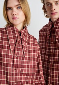 Sister Jane DYLAN CHECK UNISEX - Blusa com botões - red
