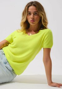 Authentic Cashmere COL V - Jednoduché tričko - neon yellow