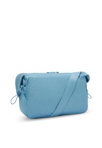 Blå, vadderad budväska med rektangulär form, justerbar rem, sidodragsnören och dragkedjeslutning, tillverkad av mjukt, vattentåligt material.