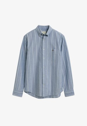 Camicia a maniche lunghe azzurro chiaro con strisce verticali bianche, colletto con bottoni, taschino sul petto e texture di tessuto morbida.