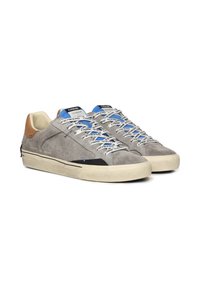 Sneakers in suede grigio con accenti beige chiaro, dettagli blu e lacci piatti. Presentano una suola testurizzata e un design a profilo basso.