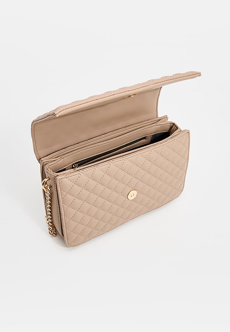 Geprägte beige Geldbörse mit einem magnetischen Druckverschluss, goldenen Beschlägen und mehreren Fächern. Sie hat ein strukturiertes Lederoberfläche und eine dekorative Kette.