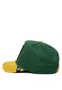 Gorra con un cuerpo de tela verde y un visor amarillo. Presenta un acento negro en el lado y un botón amarillo en la parte superior. Detalles de costura visibles.