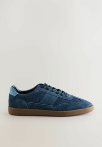Navy plave sportske cipele od antilopa s svijetloplavim naglascima. Imaju glatki gumeni đon i tonirano šivanje. Dizajn sa vezanjem i okruglim vrhom.