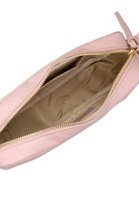 Clutch in pelle rosa con zip dorata e fodera interna beige. Presenta una texture liscia e un design minimalista. Vista aperta.