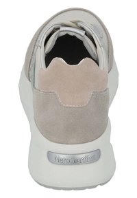 Hellgraue Sneaker, die aus einer Kombination von Wildleder und glatten Materialien bestehen, mit einer strukturierten Fersenlasche und einer weißen Gummisohle mit Branding.