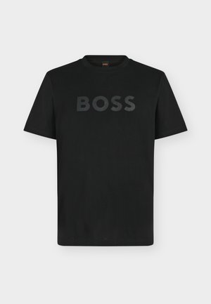 T-shirt noir à manches courtes et col rond avec "BOSS" imprimé en lettres foncées sur la poitrine.