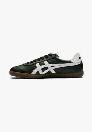 Schwarze Ledersneaker mit weißen Seitenstreifen, runder Spitze, strukturierter Oberfläche, schwarzem Schnürverschluss und Gummisohle. Klassisches sportliches Design.