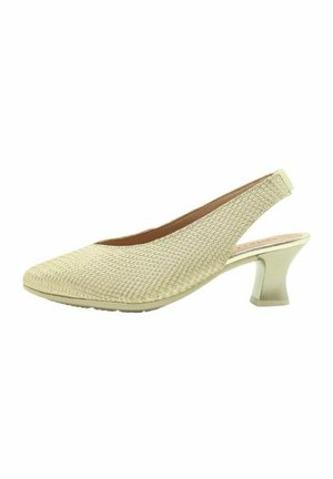 Zapato de tacón de slingback beige con un empeine texturizado de tejido y un tacón grueso. Presenta una puntera redondeada y una suela suave y contorneada.