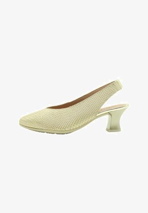 Zapato de tacón de slingback beige con un empeine texturizado de tejido y un tacón grueso. Presenta una puntera redondeada y una suela suave y contorneada.