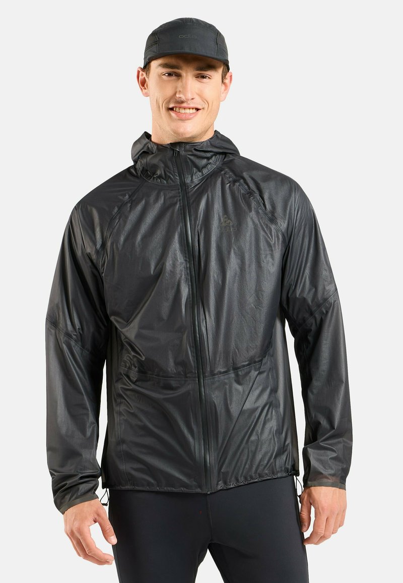 Schwarze, leichte Jacke mit hohem Kragen, Reißverschluss vorne und verstellbarem Saum. Sie bietet eine glatte, glänzende Textur mit minimaler Markenkennzeichnung.