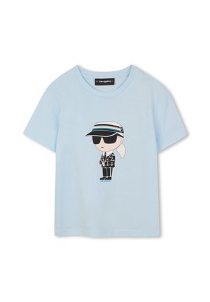 T-shirt bleu clair avec un personnage de dessin animé au centre, portant un costume noir, des lunettes de soleil, une queue de cheval et un chapeau visière rayé.