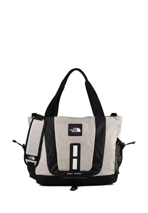 Rektangulær beige og sort North Face tote taske med dobbelt håndtag, skulderrem, netlomme på siden og "HOT SHOT" tekst på frontens bund.