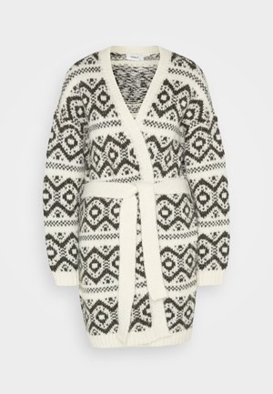 Strikket cardigan med indpakningsdesign, der har et geometrisk sort-hvidt mønster, lange ærmer og bånd i taljen. Lavet af tykt garn.