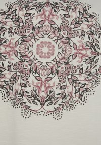 Tejido de algodón con un patrón de mandala floral en rosa y negro sobre un fondo blanco, con detalles intrincados y variaciones en el grosor de las líneas.