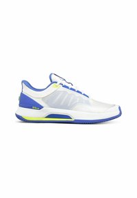 Zapatilla deportiva blanca con acentos en azul y verde neón, que presenta una parte superior de malla, suela texturizada y diseño de puntera redondeada.