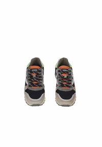 Zwarte en grijze sportschoenen met neon groene accenten en oranje veters. Bovenkant van mesh, gevoerde zool, ronde neus en getextureerde loopzool.