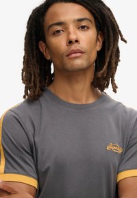 Superdry & Co ESSENTIAL RETRO STRIPED  - T-shirts print - graphite black