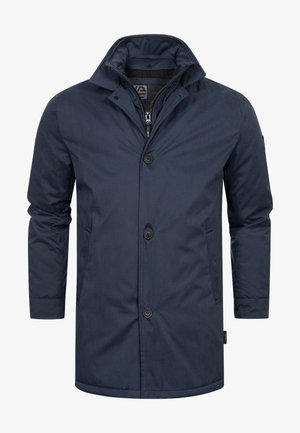Granatowy długi płaszcz wykonany z gładkiego, lekkiego materiału. Zawiera wysoki kołnierz, pięć guzików oraz boczne kieszenie.