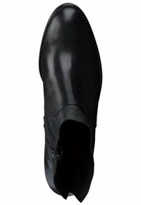 Černá kožená kotníková bota s hladkým povrchem, špičatou špičkou, bočním zipem a minimalistickým designem. Okraje zdobeny jemným prošíváním.