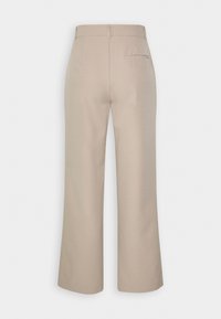Pantalon beige à jambes larges en tissu lisse, doté d'une poche arrière et d'une coupe nette et ajustée. Idéal pour un usage décontracté ou formel.