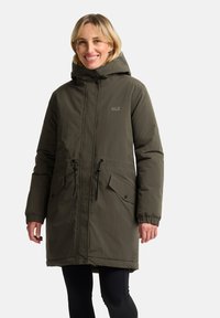 Parka vert foncé avec capuche, dotée d'une fermeture éclair à l'avant, d'une taille ajustable par cordon et de deux poches latérales. Fabriquée à partir d'un matériau texturé et durable.
