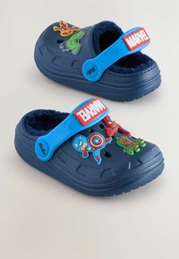 Sabots en caoutchouc bleu marine avec une sangle bleue ajustable, ornés de patchs colorés de personnages Marvel et d'une doublure intérieure douce.