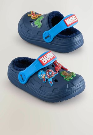 Dunkelblaue Gummischuhe mit verstellbarem blauen Riemen, ausgestattet mit bunten Marvel-Charakter-Patches und weicher Innenauskleidung.
