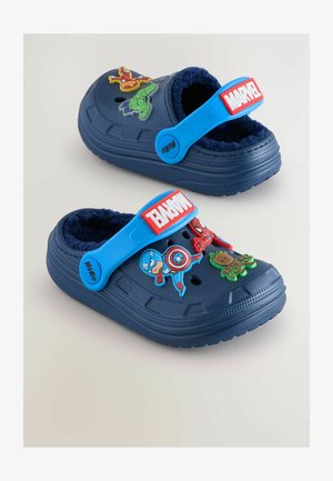 Marineblå gummitræsko med justerbar blå rem, prydet med farverige Marvel-figur patches og blødt indre foer.