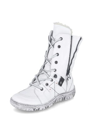 Bota deportiva blanca de caña alta con cordones grises, cremallera lateral y suela texturizada, con costuras negras y ojales metálicos.