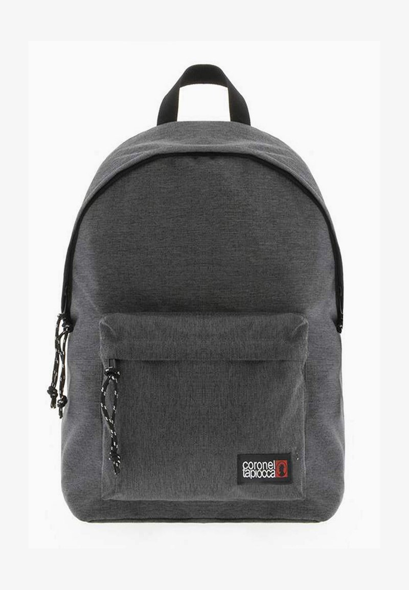 Mochila de tela gris con parte superior redondeada, bolsillo frontal con cremallera, correas ajustables, acentos negros y una etiqueta de logo en la parte delantera.