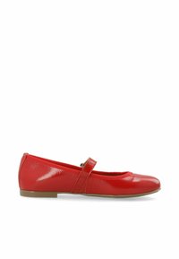 Balerini din piele patent roșie, cu vârful rotund și o curea peste glezna piciorului. Talpă plată din cauciuc, textură netedă și fără embellismente vizibile.