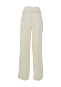 Pantalons larges crème avec une taille structurée, des détails de plis et un tissu lisse et léger. Pas de poches visibles ni de matériel.