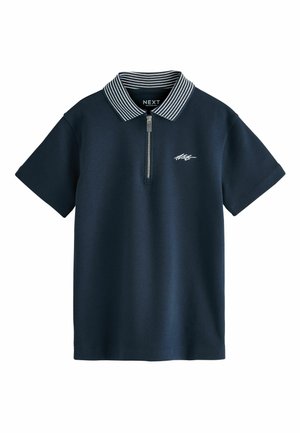Mørkeblå polo-shirt med korte ærmer, sølv lynlås foran, stribet krave og lille hvidt logo på venstre bryst.