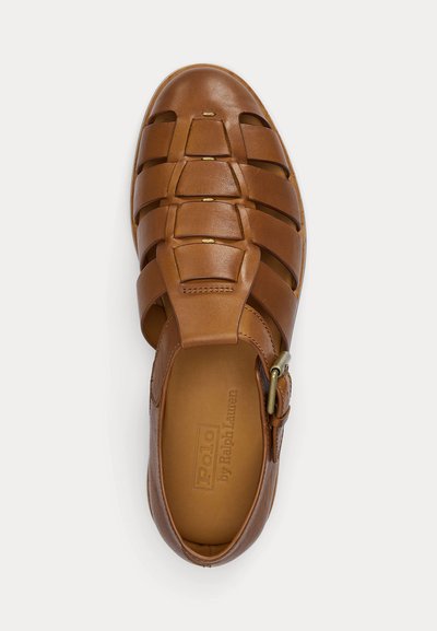 Moška rjava usnjena ribiška sandal z zaprtim prstom, tkanimi trakovi, nastavljivim bočnim sponom in logotipom Polo by Ralph Lauren znotraj.