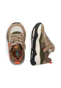 Zapatillas de niño en tono marrón y verde oliva, fabricadas en malla y cuero sintético, con una suela texturizada, cordones y un acento naranja.