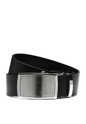 Cintura in pelle nera con finitura testurizzata, dotata di una fibbia rettangolare in argento con superficie lucida e logo impresso.
