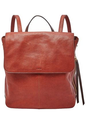 Brązowy skórzany plecak z klapą zapinaną na zatrzask, górnym uchwytem, regulowanymi paskami na ramiona oraz boczną kieszenią na zamek błyskawiczny z skórzanymi uchwytami.