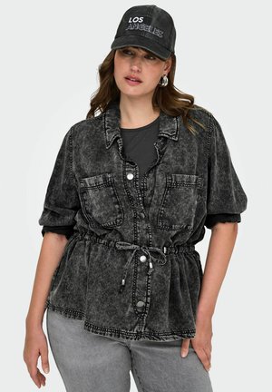 Černá džínová košile s acid-washed efektem, s knoflíkovým zapínáním, dvěma náprsními kapsami, elastickým pasem a ohrnutými rukávy, doplněná černou kšiltem.