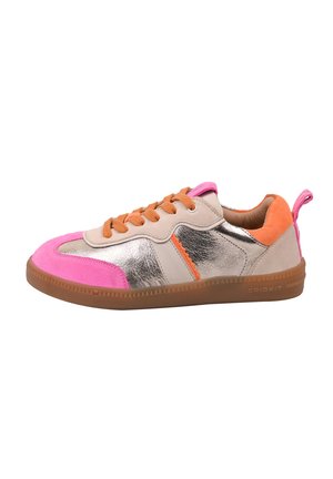 Lage sneaker met metallic zilverkleurige zijpanelen, roze suède neus, oranje suède hiel, beige bovenwerk en gumrubberen zool met oranje veters.